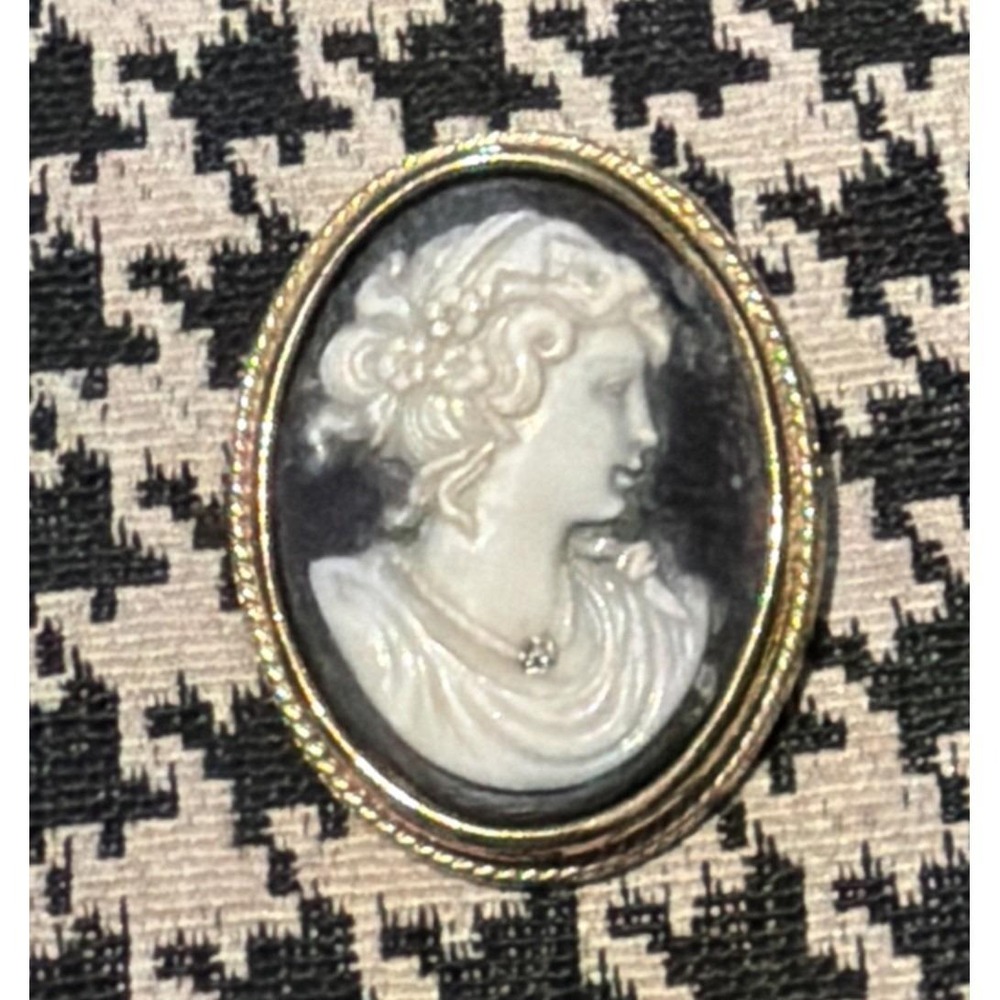VTG Avon Cameo‎ Brooch Pin Pendant Gold Tone Rhinestone Oval Signed 1.25" Pretty